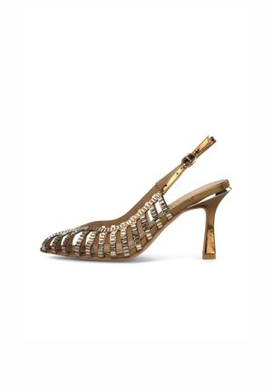 Gouden slingbacks met hoge hak, open teen en horizontale kristallen bandjes aan de voorkant en zijkanten.