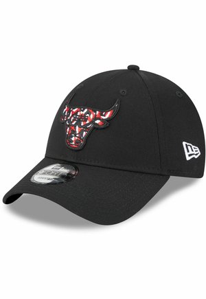 Casquette noire ajustée avec un logo de taureau brodé rouge et blanc à l'avant, avec une visière incurvée et une taille réglable à l'arrière.