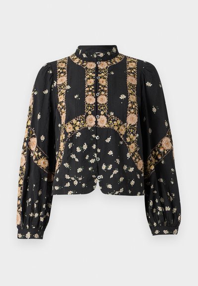 Blusa nera con ricami floreali, caratterizzata da un colletto alto, maniche lunghe e gonfie, chiusura con bottoni e dettagli intricati simili a pizzo.