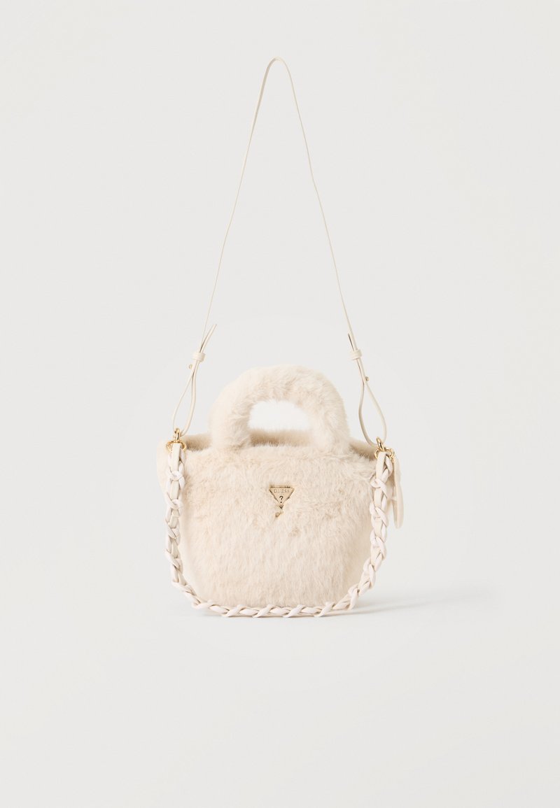 Petit sac à main pelucheux couleur crème avec une courte poignée, une longue bandoulière réglable, un détail tressé et un emblème doré avec logo sur le devant.