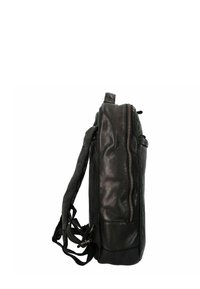 Zaino in pelle nera con tasca laterale con cerniera, due spallacci regolabili e finitura testurizzata. Design compatto e rettangolare.