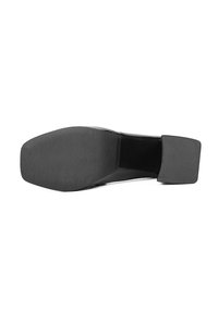 Semelle de chaussure en cuir noir avec un design lisse et plat. Comprend un talon en caoutchouc texturé et une zone d'orteils large et arrondie.