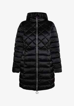 Vaatteet musta pehmeä takki, jossa on huppu, täyspitkä vetoketju, timantinmuotoinen kuvio ja pyöreä vedin. Sileä, kiiltävä pinta.