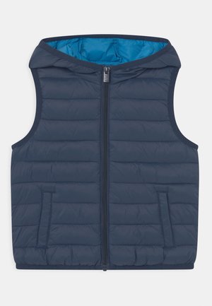 Marineblauwe gewatteerde bodywarmer met capuchon, voorzien van een volledige voorsluiting met rits, twee zijzakken en een horizontaal gestikt patroon. Voering van lichtblauwe stof.