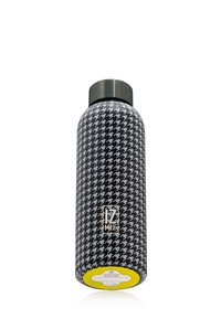 Nerezová oceľová fľaša na vodu s čierno-bielym vzorom houndstooth. Obsahuje skrutkovacie viečko striebornej farby a žltú základnú etiketu.