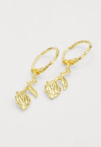 Boucles d'oreilles créoles en ton or avec un design texturé, présentant un détail de rose et de tige suspendu à chaque créole.