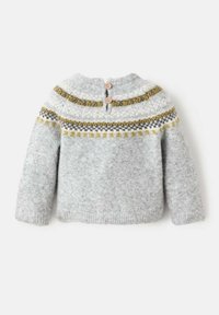 Sivi pleteni pulover s okruglim izrezom, uzorak boja u žutoj, sivoj i bijeloj, sa tri drvena gumba na stražnjem dijelu vrata.