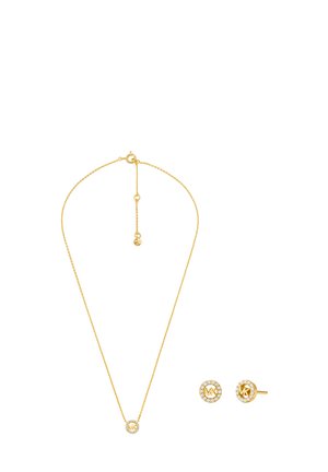 Goldfarbene Schmuckset mit einer zarten Kettenhalskette, die einen runden Anhänger und passende runde Ohrstecker enthält, die mit klaren Kristallen akzentuiert sind.