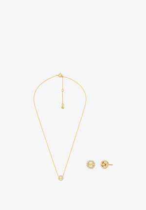 Gouden sieradenset met een delicate kettinghalssieraad met een ronde hanger en bijpassende ronde studoorbellen versierd met heldere kristallen.