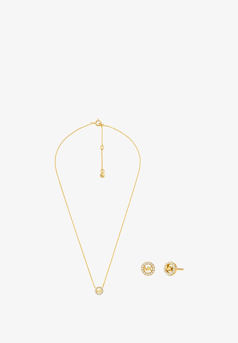 Goldfarbene Schmuckset mit einer zarten Kettenhalskette, die einen runden Anhänger und passende runde Ohrstecker enthält, die mit klaren Kristallen akzentuiert sind.