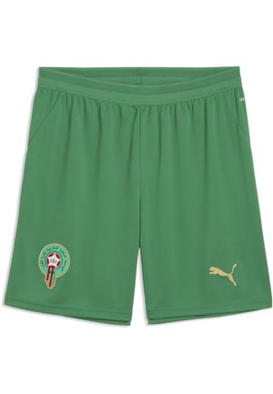 Zielone szorty sportowe z emblematem Marokańskiej Federacji Piłkarskiej na lewej nodze oraz złotym logo Puma na prawej nodze.