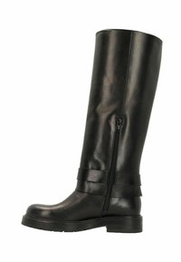 Stivale lungo in pelle nera con zip laterale e dettaglio a cinturino sopra la caviglia, tacco basso e punta arrotondata.