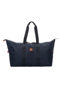 Borsa da viaggio blu navy realizzata in nylon leggero, con due tracolle nere, chiusura a zip e una piccola etichetta logo marrone.
