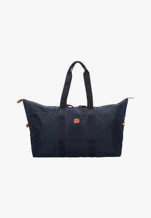 Borsa da viaggio blu navy realizzata in nylon leggero, con due tracolle nere, chiusura a zip e una piccola etichetta logo marrone.