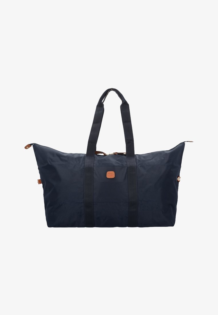 Borsa da viaggio blu navy realizzata in nylon leggero, con due tracolle nere, chiusura a zip e una piccola etichetta logo marrone.