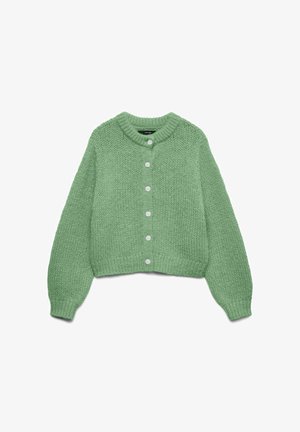 Zelený hrubý pletený kardigán na gombíky s dlhými rukávmi a rebrovanými manžetami a lemom, položený na bielom pozadí.