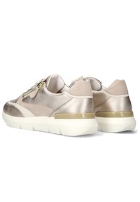 Sneakers met een metallic lichtgouden en beige kleurenschema, voorzien van een glad leren bovenwerk, ritssluiting en een comfortabele witte zool.