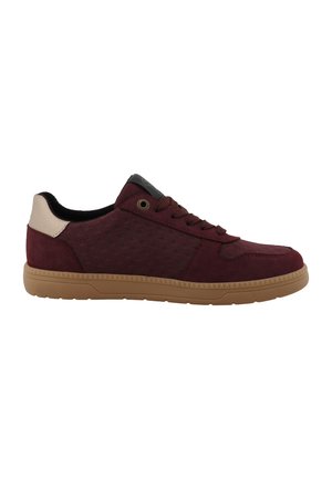 Zapatilla baja de hombre con parte superior burdeos, detalle beige en el talón, cordones marrones y suela de goma beige, mostrada de lado sobre fondo blanco.