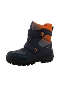 Schwarz-orangefarbener High-Top-Stiefel mit zwei Klettverschlüssen, robuster Sohle, gepolstertem Knöchelkragen und Markenlogos an der Seite und den Riemen.