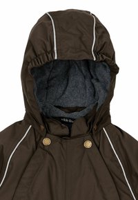 Giacca impermeabile marrone con cappuccio foderato in pile, caratterizzata da strisce bianche di accento e due chiusure a scatto in metallo nella parte anteriore.