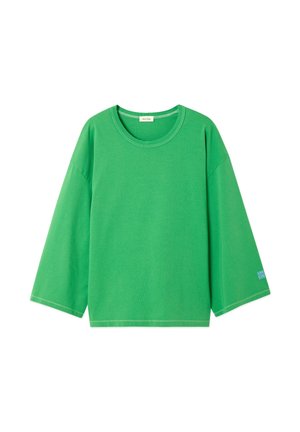 Grünes langärmeliges T-Shirt mit Rundhalsausschnitt, weitem Schnitt an den Ärmeln und sichtbaren Nähten entlang des Saums und der Bündchen.