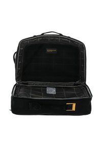 Sac de voyage en nylon noir avec un intérieur spacieux, une doublure à motif quadrillé et des accents métalliques dorés. Dispose d'une fermeture éclair et de deux poignées de transport.