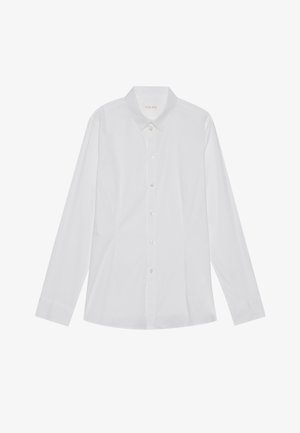 Biela košeľa s dlhým rukávom a golierom, strih upravený na telo, s viditeľnými siedmimi perlami podobnými gombíkmi po celej prednej časti.