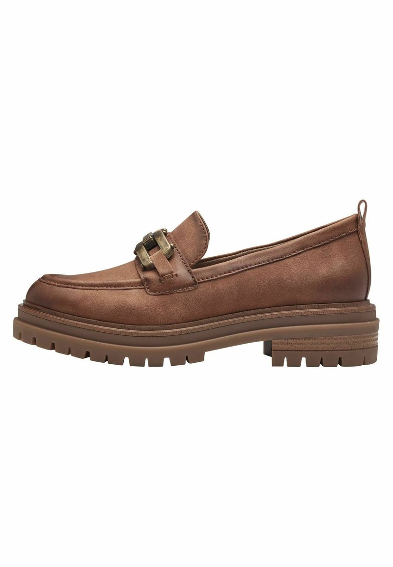 Mocassino in pelle marrone con tacco basso a blocco, caratterizzato da una fibbia metallica decorativa e una suola testurizzata per una maggiore aderenza. Finitura liscia, punta rotonda.
