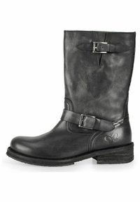 Bota de tobillo de cuero negro con punta redonda, correa ajustable con hebilla y superficie texturizada. Presenta un tacón bajo tipo bloque y detalle en relieve.
