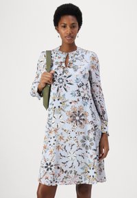 Blümchenmusterkleid in Hellblau mit langen Ärmeln, Schlüsselhalsschnitt und lockerer Passform. Akzente mit verschiedenen farbigen Blumen über das ganze Kleid verteilt.
