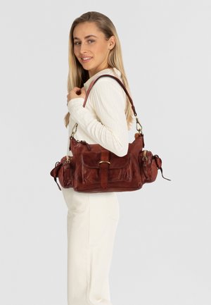 Borsa a tracolla in pelle marrone con molteplici tasche, forma arrotondata, dettagli in metallo dorato e superficie texture.