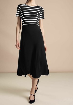 Schwarzes Kleid mit gestreiftem, kurzärmeligem Oberteil, einem ausgestellten Rock und seitlichen Schlitzen. Glatter Stoff mit einer schlanken Silhouette.