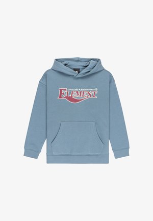 Sudadera con capucha azul claro con un bolsillo frontal, que presenta un diseño gráfico llamativo. Combinada con jeans sueltos de lavado claro y zapatillas blancas.