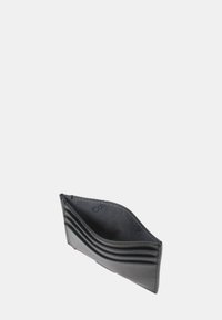 Portafoglio in pelle nera con più scomparti per carte, una texture liscia e un design minimalista con rivestimento interno brandizzato.