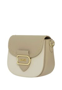 Beżowa skórzana torebka z zaokrąglonym klapkiem, złotymi akcentami oraz zdobieniami w formie ćwieków. Ma kremową bazę i ozdobne zapięcie w formie klamry.