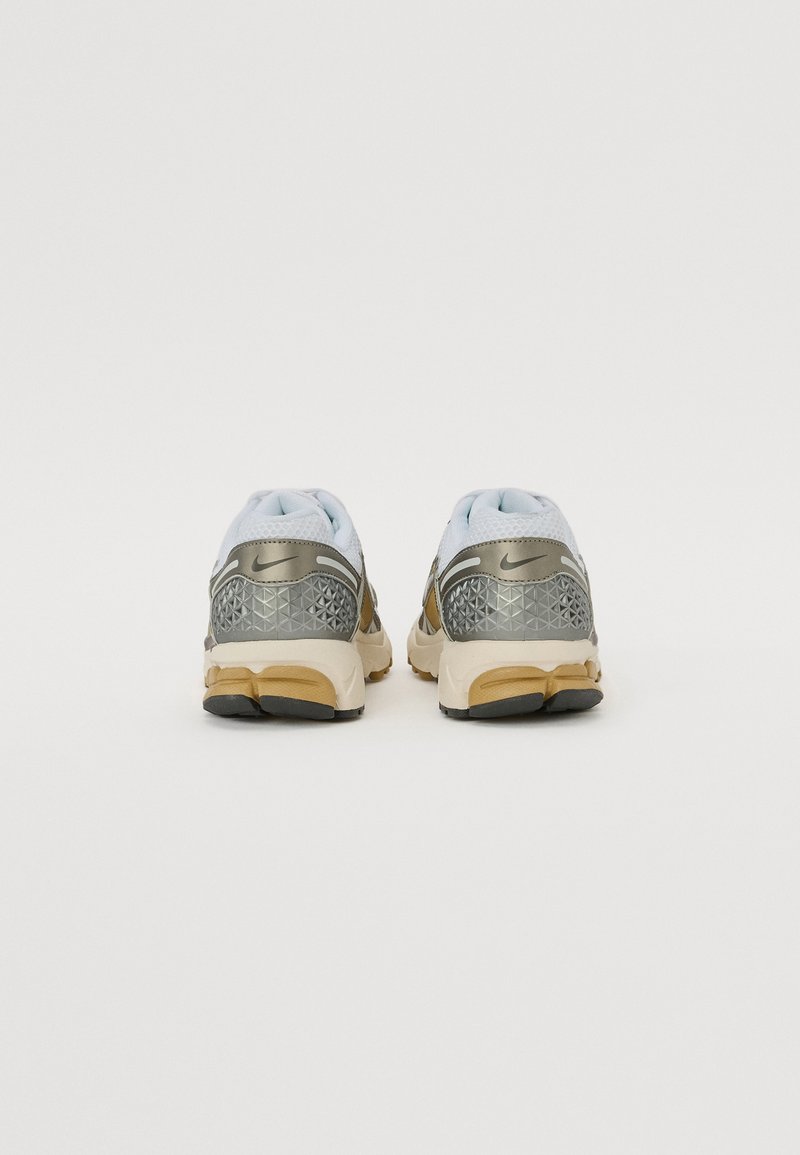Graue und hellblaue Sportschuhe mit Mesh-Überzug, gemusterten Akzenten, gepolsterter Sohle und strukturiertem Fersendetail.