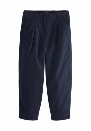 Pantaloni blu navy a vita alta e gamba stretta, con passanti per cintura, tasche laterali, pieghe davanti e orlo corto.