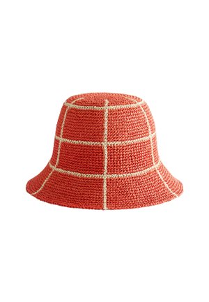 Bob rouge tissé avec motif à carreaux blancs et bord légèrement évasé sur fond blanc.