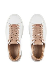 Sneakers bianchi con lacci e dettagli marrone chiaro. Superiore in pelle liscia, punta rotonda e soletta imbottita con dettagli metallici all'interno.