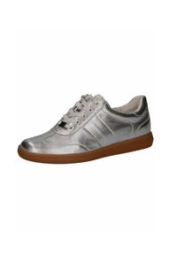 Sneaker in pizzo argentato metallizzato con tomaia in pelle, suola in gomma marrone, punta arrotondata e sottili strisce verticali sui lati.
