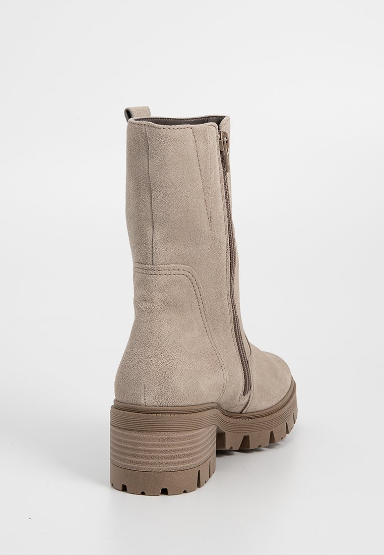 Beżowe botki za kostkę z sztucznego zamszu z masywnym obcasem i teksturowaną podeszwą, z bocznym zamkiem błyskawicznym i gładkim przeszyciem wzdłuż cholewki.