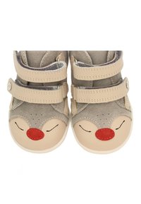 Tannbaby schoenen van grijs suede, met een rendier gezicht. Inclusief een rode neus, gestikte ogen en twee verstelbare klittenbandsluitingen voor een goede pasvorm.