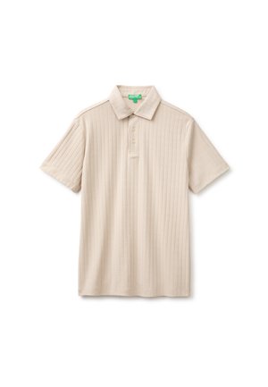 Beige kurzärmliges Poloshirt mit vertikaler Rippenstruktur und drei Knöpfen auf der Blende, flach auf weißem Hintergrund gelegt.