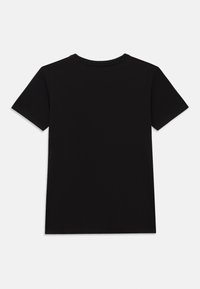 Μαύρο γυναικείο βαμβακερό κοντομάνικο μπλουζάκι απλό, απλωμένο επίπεδα, με στρογγυλή λαιμόκοψη, εμφανίζεται από πίσω σε λευκό φόντο.