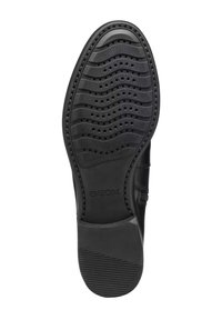 Suela de zapato de goma negra con un patrón de banda de rodadura ondulado y pequeños orificios de ventilación, logotipo 'GEOX' en relieve cerca del talón. Textura lisa.