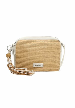 Mała prostokątna beżowa pleciona torebka na ramię z białą lamówką, brelokiem z chwostem i regulowanym paskiem.