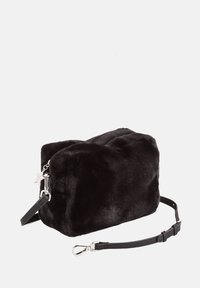 Zwarte nepbond crossbodytas met een rechthoekige vorm, ritssluiting en een afneembare leren riem. Voorzien van zilverkleurige accenten.