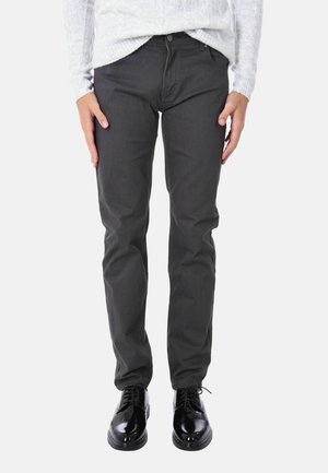 Pantaloni di cotone grigio scuro con un design a gamba dritta, abbinati a scarpe nere lucide. Il tessuto ha una superficie liscia senza motivi visibili.