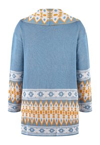 Hellblauer Strickcardigan mit einem gemusterten Kragen und kontrastierenden geometrischen Designs in Weiß und Orange an den Ärmeln und am Saum.