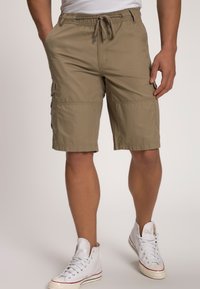 Pantalones cortos cargo beige hechos de una tela ligera, con una cinturilla elástica, cordón ajustable y bolsillos laterales para almacenamiento.
